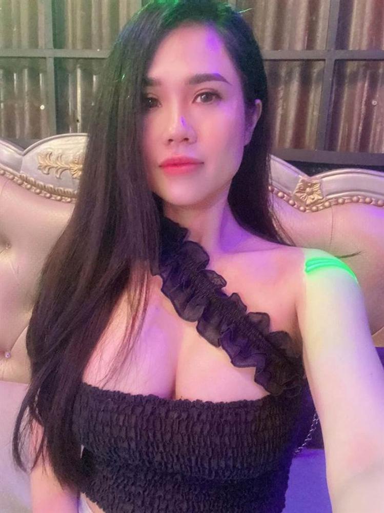 Vòng 1 phổng phao, chị gái Ngọc Trinh dù gái 3 con vẫn mặc trễ nải chẳng thua em gái-15