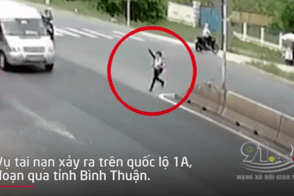 Clip: Nữ sinh bị xe 16 chỗ tông bay xa hàng chục mét