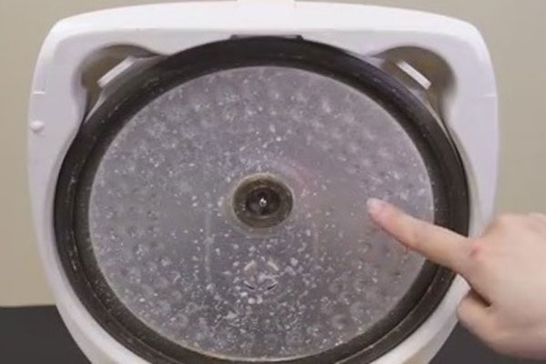 Dù đắng mấy chỉ cần cạo sạch phần này mướp không còn đắng nữa, giòn ngon ai cũng ăn được-2