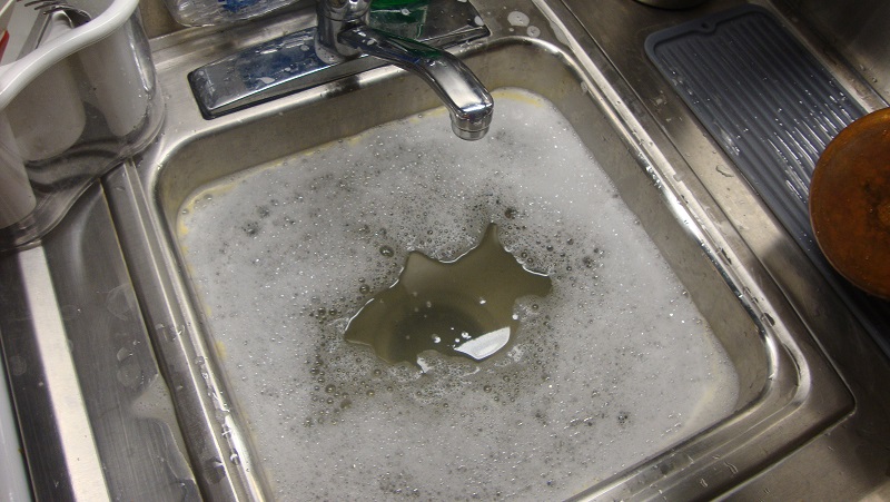 Muốn bồn rửa bát trong bếp không bị tắc thì đừng đổ 5 thứ này vào bên trong, nếu không sẽ rất khó xử lý-1