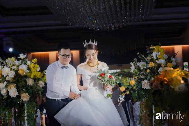 Yêu một tuần, cô gái đồng ý kết hôn cùng người hơn 14 tuổi: Lời tỏ tình đến sau 3 ngày cặm cụi rửa bát cho quán nhậu nhà chồng, bố mẹ đẻ chỉ lo con gái bắt nạt rể!-6