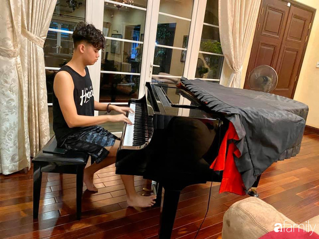 Con trai diễn viên Hiền Mai: Hồi nhỏ ốm nhom vì suy dinh dưỡng, mẹ cho ăn cơm vàng giờ 16 tuổi cao 1m80-8