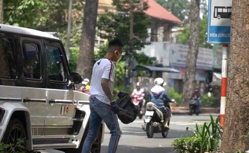 Lái siêu xe chục tỷ đi... nhặt ve chai, đại gia Minh Nhựa gây chú ý trên phố đi bộ, người khen ngợi hết lời người chê làm màu không đáng hoan hô?-1