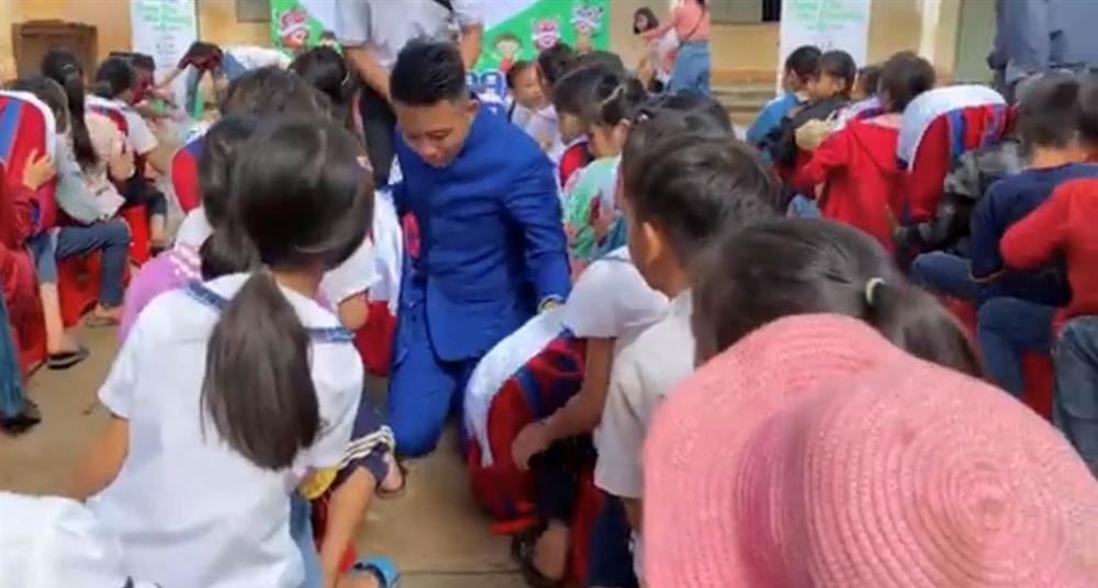 Lái siêu xe chục tỷ đi... nhặt ve chai, đại gia Minh Nhựa gây chú ý trên phố đi bộ, người khen ngợi hết lời người chê làm màu không đáng hoan hô?-4