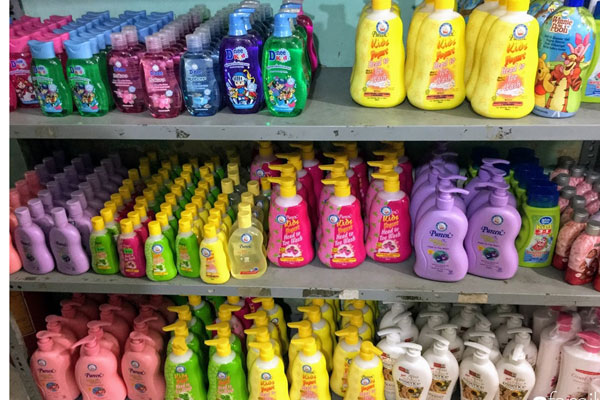 Dân buôn ồ ạt xả kho, thanh lý hàng xách tay trước lệnh xử phạt mới-4