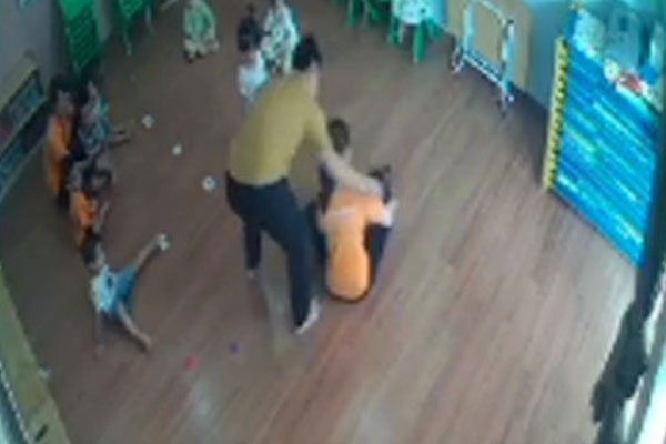 Công an Lào Cai truy tìm người đàn ông đánh bé gái 2 tuổi trong trường mầm non-2