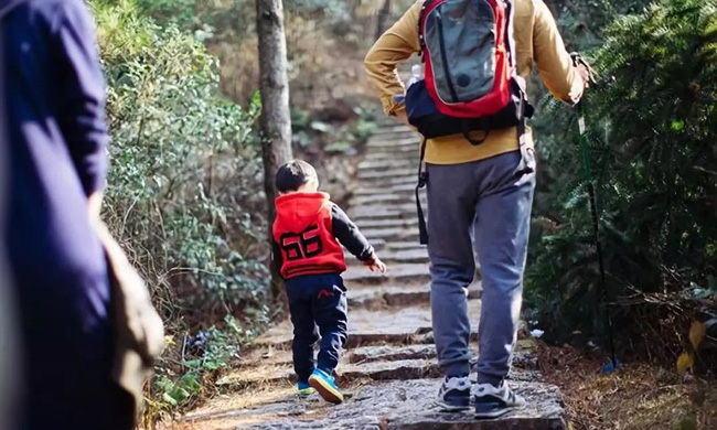 Bố mẹ không cao nhưng con lênh khênh gần 2m, cả khu phố ngạc nhiên lân la hỏi bí quyết nuôi con thì ra chỉ nằm ở 3 việc này-1