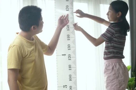 Bố mẹ không cao nhưng con lênh khênh gần 2m, cả khu phố ngạc nhiên lân la hỏi bí quyết nuôi con thì ra chỉ nằm ở 3 việc này
