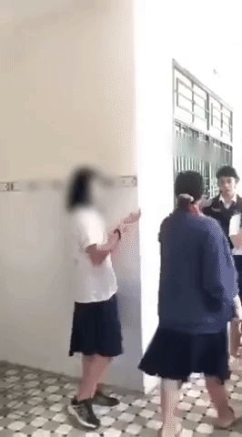 Nữ sinh lớp 8 túm tóc, tát tới tấp người thứ 3 trước cửa nhà vệ sinh, còn dằn mặt bạn trai cực gắt-2