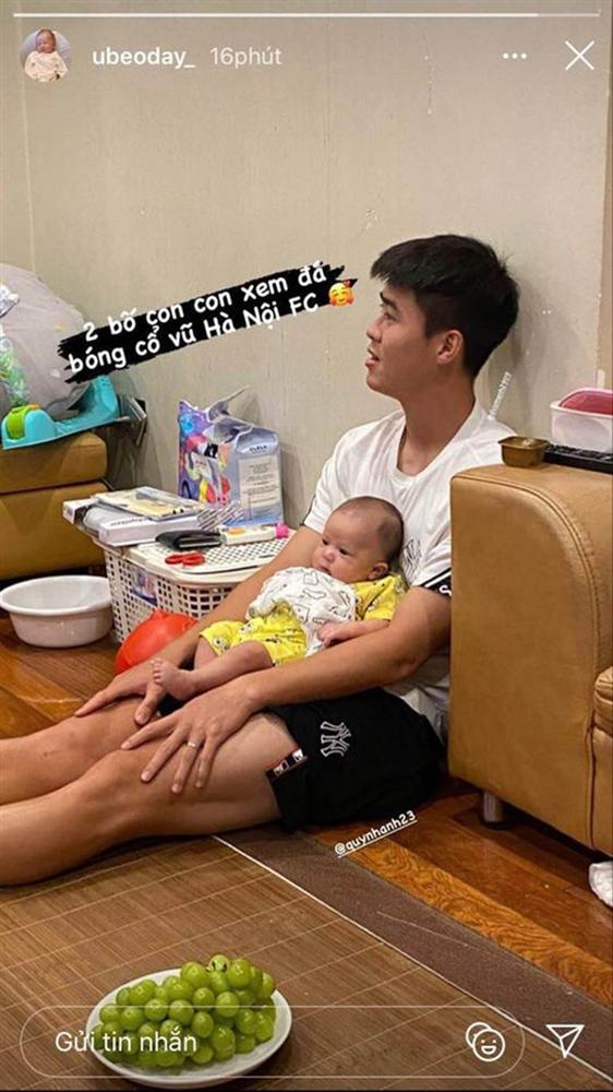 Hình ảnh đáng yêu: Duy Mạnh vừa bế con vừa cổ vũ Hà Nội FC, bé Ú nhoẻn miệng cười trong vòng tay bố-1