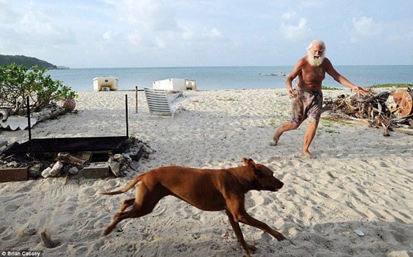 Giàu nứt đố đổ vách rồi phá sản, 2 đại gia BĐS sống ở đảo hoang, chui gầm cầu-2