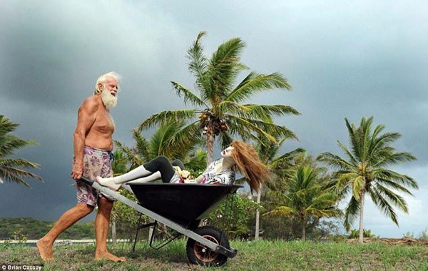 Giàu nứt đố đổ vách rồi phá sản, 2 đại gia BĐS sống ở đảo hoang, chui gầm cầu-4