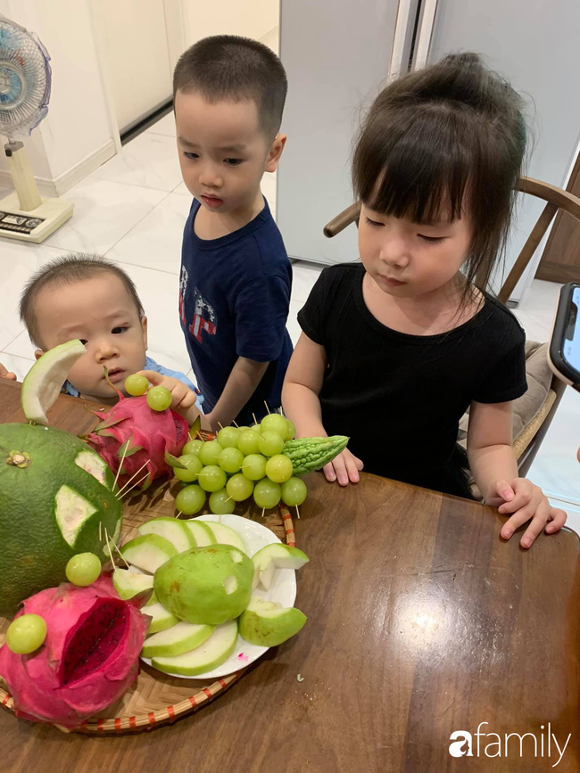 Mẹ trẻ trổ tài trang trí mâm cỗ Trung thu hình thú nhưng con nào cũng như đột biến gen, phản ứng của bọn trẻ trông mới tội-1