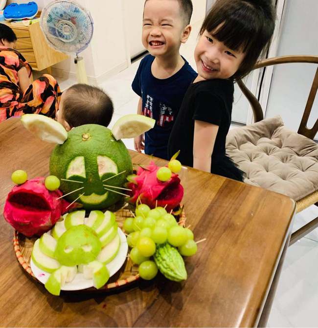 Mẹ trẻ trổ tài trang trí mâm cỗ Trung thu hình thú nhưng con nào cũng như đột biến gen, phản ứng của bọn trẻ trông mới tội-2