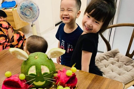 Mẹ trẻ trổ tài trang trí mâm cỗ Trung thu hình thú nhưng con nào cũng như