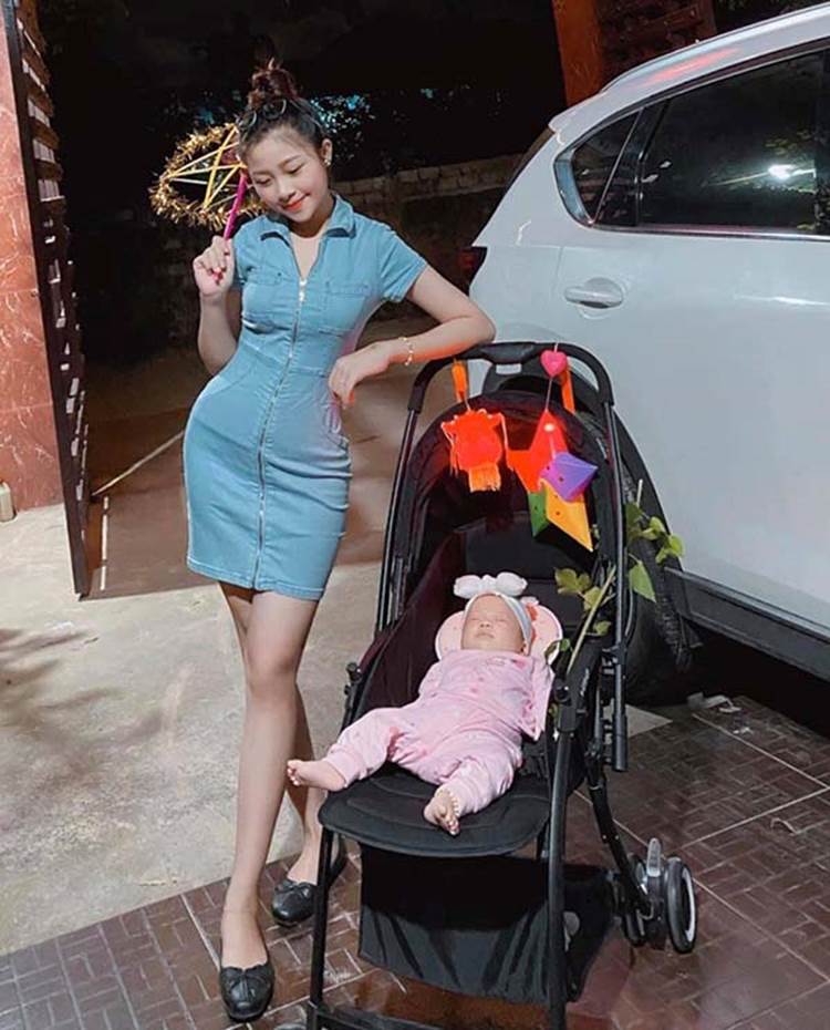 Đăng ảnh tạo dáng cầm lồng đèn, vợ cầu thủ Văn Đức gây chú ý: Vóc dáng sau sinh còn đẹp hơn thời con gái-3