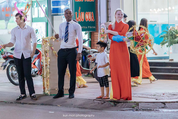 Anh chàng ngoại quốc đăng loạt video chế giễu văn hóa Việt, phá hoại môi trường công cộng, làm ách tắc giao thông và lời giải thích đằng sau gây phẫn nộ vô cùng-7