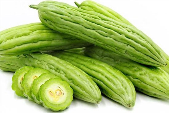 Dù đắng mấy chỉ cần cạo sạch phần này mướp không còn đắng nữa, giòn ngon ai cũng ăn được