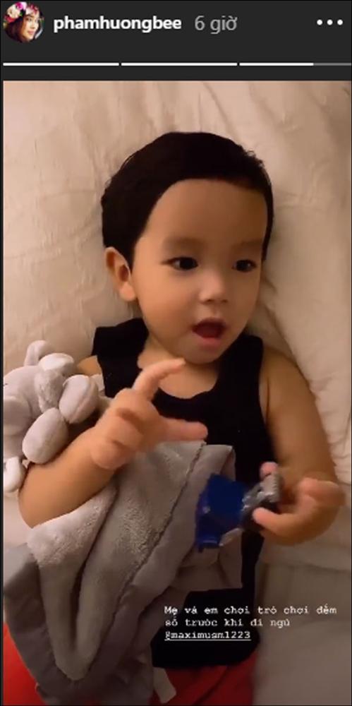Quý tử kháu khỉnh chưa đầy 2 tuổi của HH Phạm Hương trước khi ngủ vẫn bắn tiếng Anh, nhìn qua đã biết mẹ dạy con khéo thế nào!-1