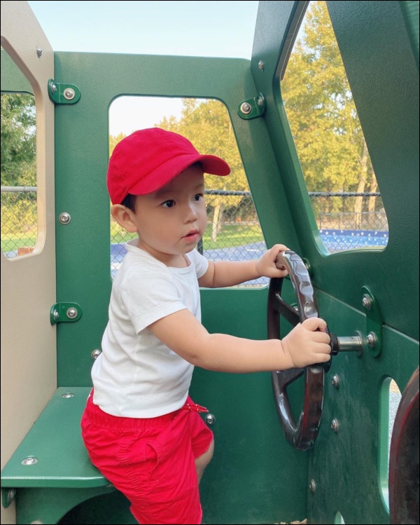 Quý tử kháu khỉnh chưa đầy 2 tuổi của HH Phạm Hương trước khi ngủ vẫn bắn tiếng Anh, nhìn qua đã biết mẹ dạy con khéo thế nào!-3