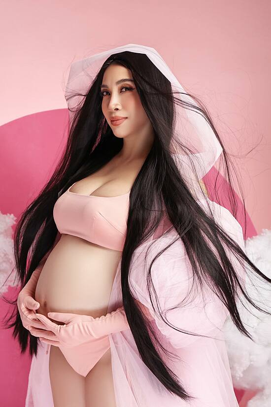 Tưởng mặc bikini chụp ảnh bầu đã bạo, Pha Lê còn chơi lớn cởi sạch-5