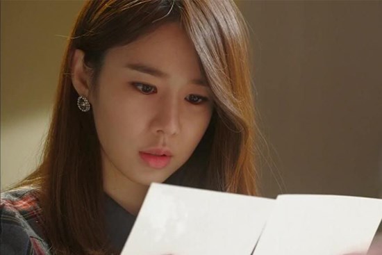 Cùng chồng góp tiền mua nhà, lúc lật sổ đỏ ra thì chết sững thấy tên em gái chồng ở đó cùng lời giải thích khó chấp nhận của anh