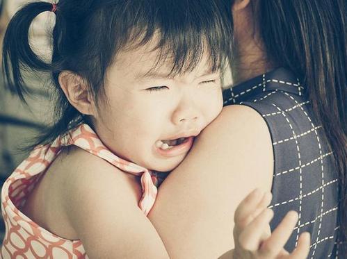 Thêm một vụ phụ huynh tát, kéo giật cậu bé bắt nạt” con gái: Con anh là vàng ngọc nhưng đứa trẻ anh đánh cũng là bảo bối nhà người khác-5