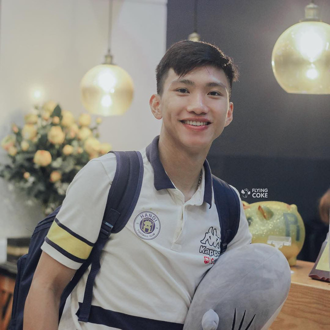 Rộ tin Văn Hậu hẹn hò thí sinh hot nhất Hoa hậu Việt Nam 2020, động thái lạ nói lên tất cả?-3