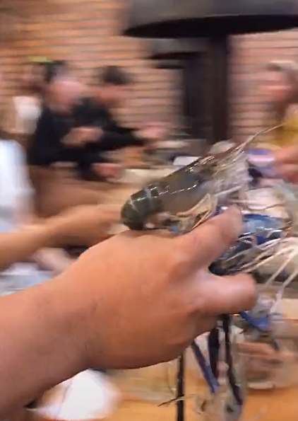 Thực khách xúm vào giành giật chậu tôm sống trong nhà hàng buffet, có người bốc cả nắm bằng tay không khiến dân tình ngỡ ngàng-3