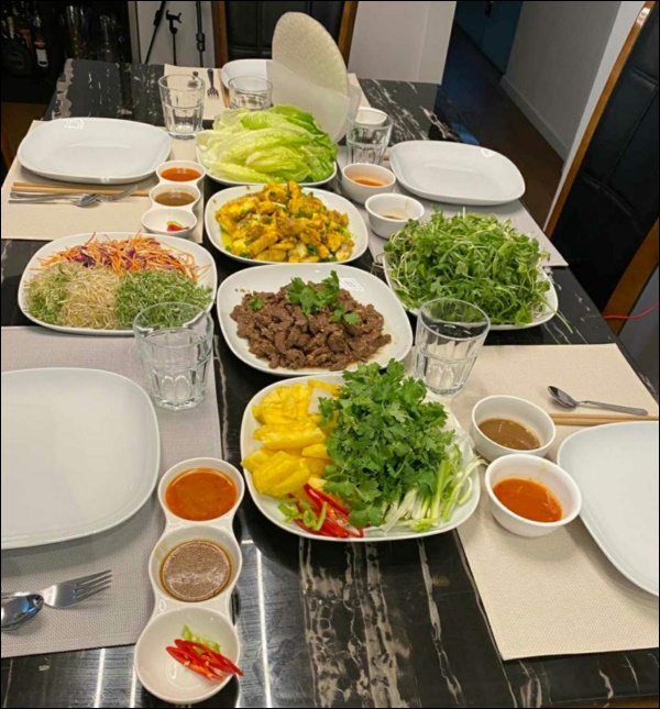 Mỹ nhân không tuổi của điện ảnh Việt khoe bữa ăn hội tụ ẩm thực của 4 quốc gia, ai cũng khen đã xinh đẹp lại còn quá đa tài!-7