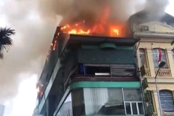 Hà Nội: Nhà hàng hải sản bốc cháy dữ dội dưới cơn mưa-1