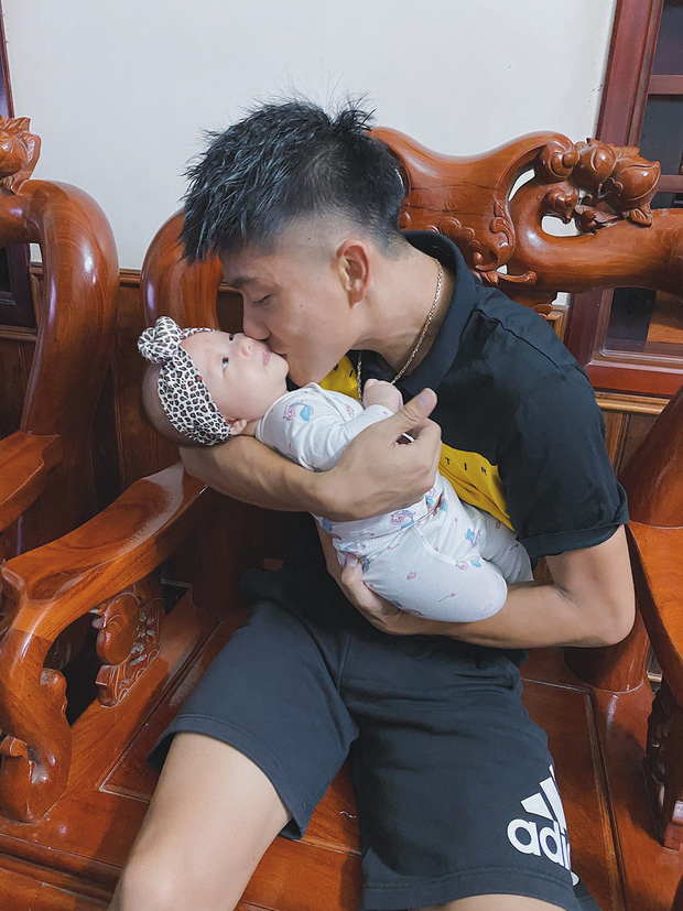 Phan Văn Đức khiến tất cả phì cười với biểu cảm nũng nịu khi cố gắng nhờ vợ bế con gái-1