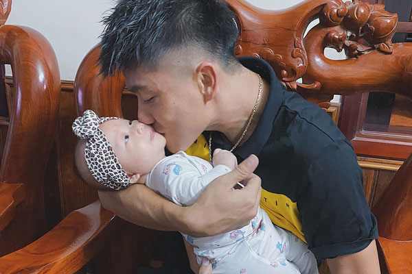 Phan Văn Đức lầy lội kéo lê vợ trên nền nhà để chừa tính hờn dỗi, Nhật Linh bật cười: Anh ấy lôi đứt cơn giận của tôi-2