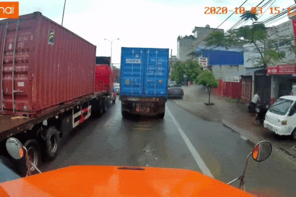 Clip xe ô tô lao thẳng vũng nước khiến cô gái đứng bên đường ướt sũng, dân mạng kịch liệt chỉ trích: 