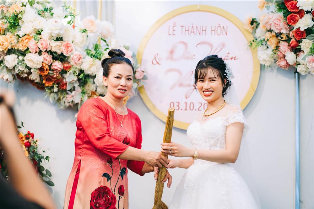 Ngày cưới, mẹ chồng trao bảo vật trấn gia trị chồng này khiến nàng dâu cười như được mùa, chị em dân mạng vỗ đùi đen đét: Đúng, nhà phải có nóc-3