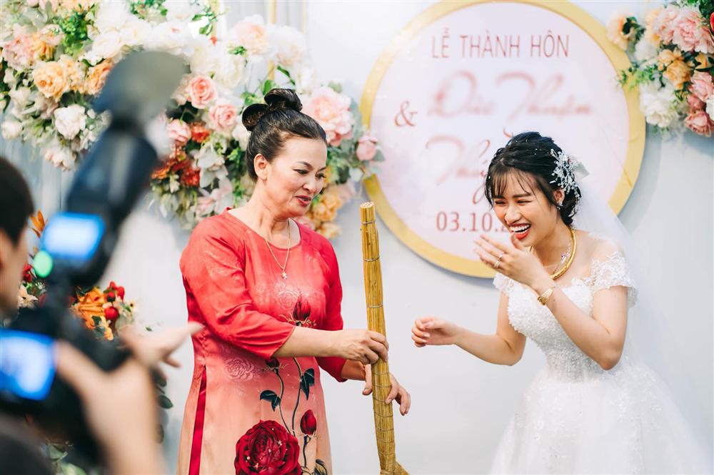 Ngày cưới, mẹ chồng trao bảo vật trấn gia trị chồng này khiến nàng dâu cười như được mùa, chị em dân mạng vỗ đùi đen đét: Đúng, nhà phải có nóc-4