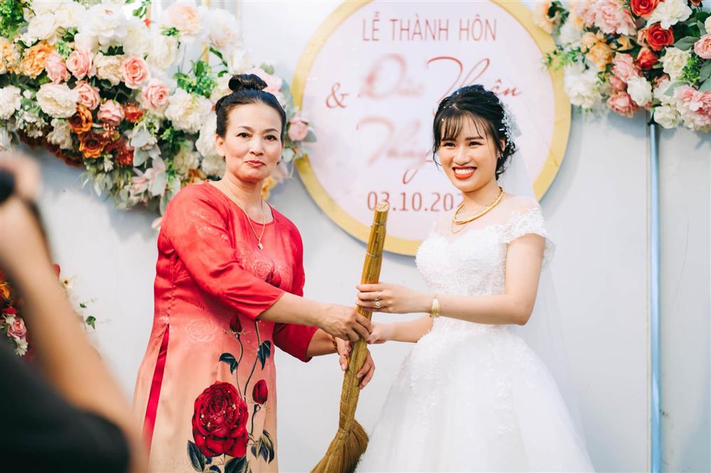 Ngày cưới, mẹ chồng trao bảo vật trấn gia trị chồng này khiến nàng dâu cười như được mùa, chị em dân mạng vỗ đùi đen đét: Đúng, nhà phải có nóc-5