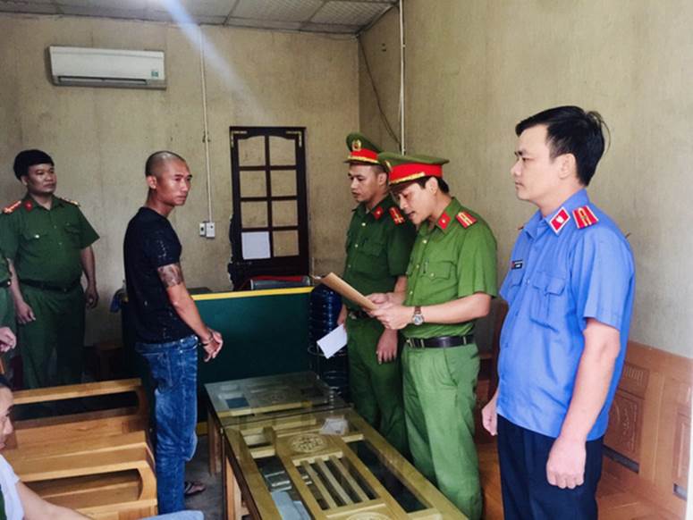 Vay nặng lãi, con nợ bị côn đồ đưa về trụ sở công ty rồi đánh đập dã man-1