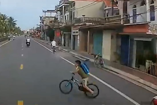 Tài xế đánh lái tránh bé trai sang đường