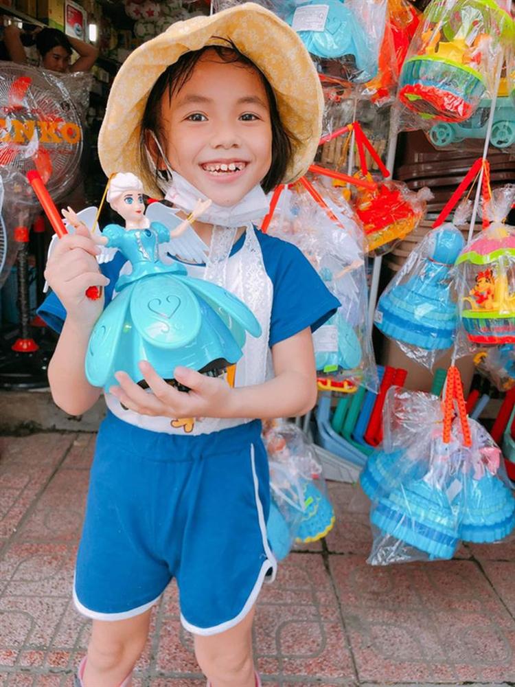 Sau 3 năm được nhận nuôi em bé Mường Lát liệt 2 chân ngồi bên vệ suối ngày nào đã thay đổi cực bất ngờ, xinh xắn, cao lớn và hạnh phúc bên gia đình-1