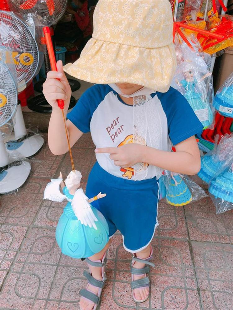 Sau 3 năm được nhận nuôi em bé Mường Lát liệt 2 chân ngồi bên vệ suối ngày nào đã thay đổi cực bất ngờ, xinh xắn, cao lớn và hạnh phúc bên gia đình-2