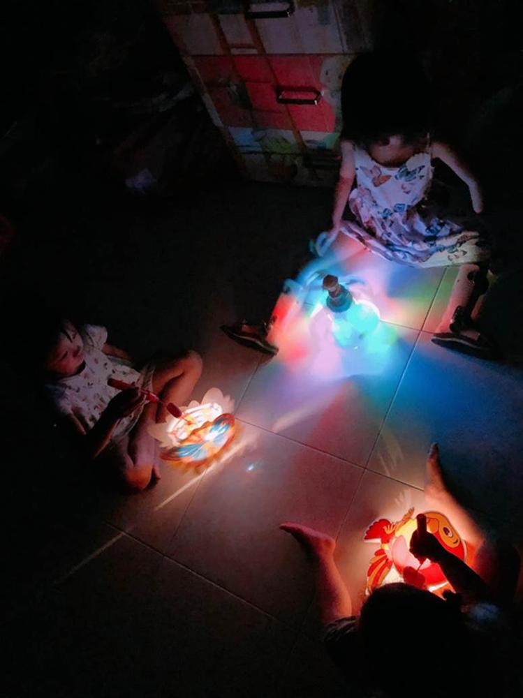 Sau 3 năm được nhận nuôi em bé Mường Lát liệt 2 chân ngồi bên vệ suối ngày nào đã thay đổi cực bất ngờ, xinh xắn, cao lớn và hạnh phúc bên gia đình-3