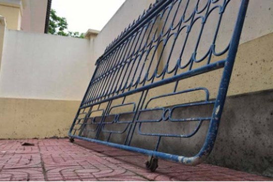 Cánh cổng sắt trường tiểu học đổ sập đè lên chân 1 học sinh