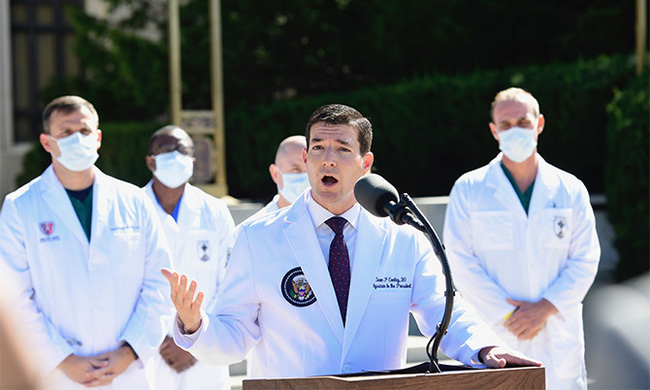 Tổng thống Donald Trump cập nhật tình hình sức khỏe của bản thân và hài hước nhắc đến Đệ nhất phu nhân Mỹ-2