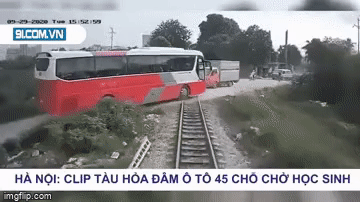 Thót tim khoảnh khắc tàu hoả đâm trúng xe 45 chỗ chở học sinh tiểu học ở Hà Nội-1