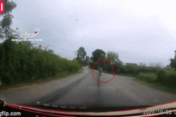 Clip: Kinh hãi khoảnh khắc bé trai mải chơi chạy băng qua đường, đúng lúc chiếc ô tô chồm tới với tốc độ cao-2