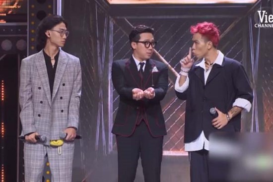 Trấn Thành bị thí sinh đội Binz giật micro