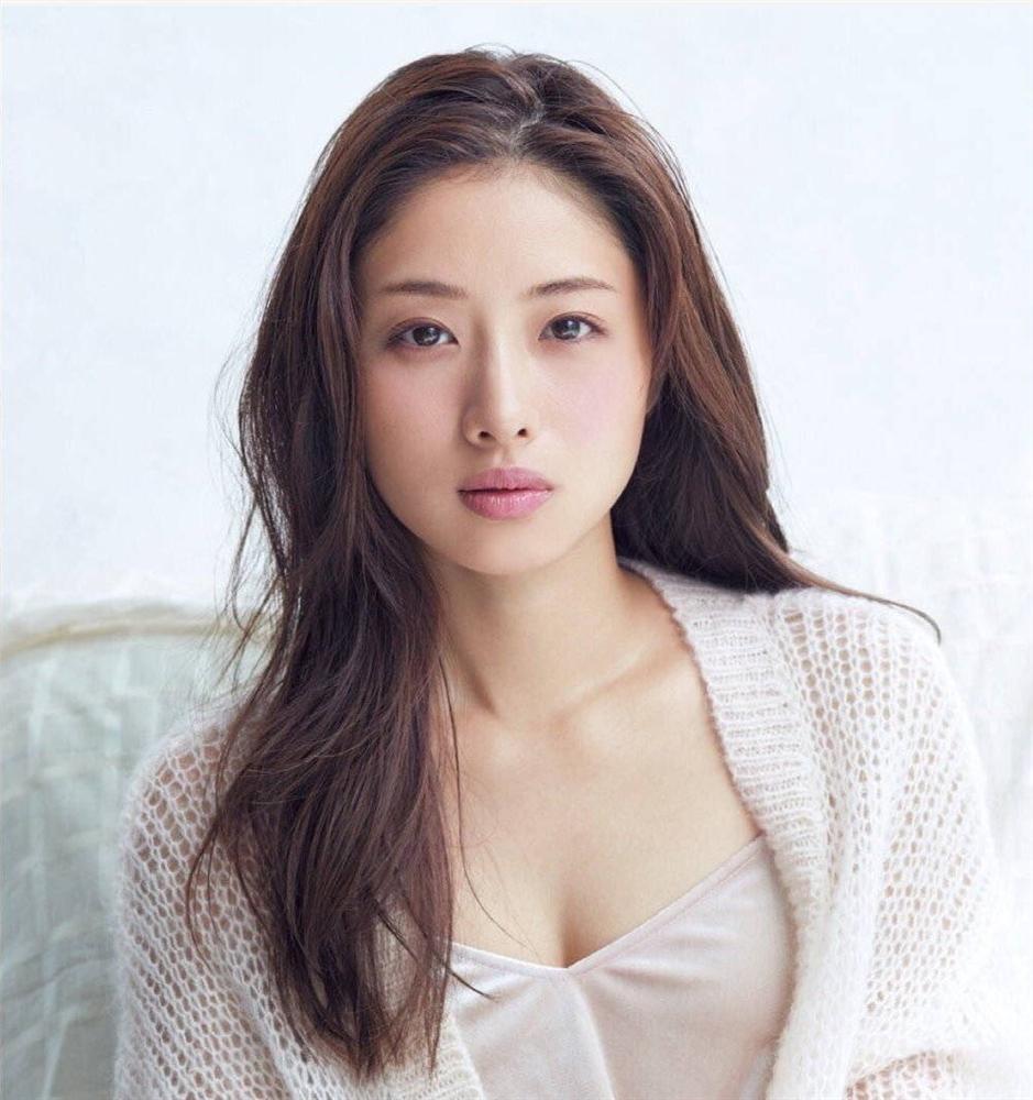 Nàng Kim Tae Hee nước Nhật: Mỹ nhân 33 tuổi trẻ như gái 18 với bí quyết dưỡng nhan chỉ nhờ loại thần dược có sẵn tại căn bếp mỗi nhà-3