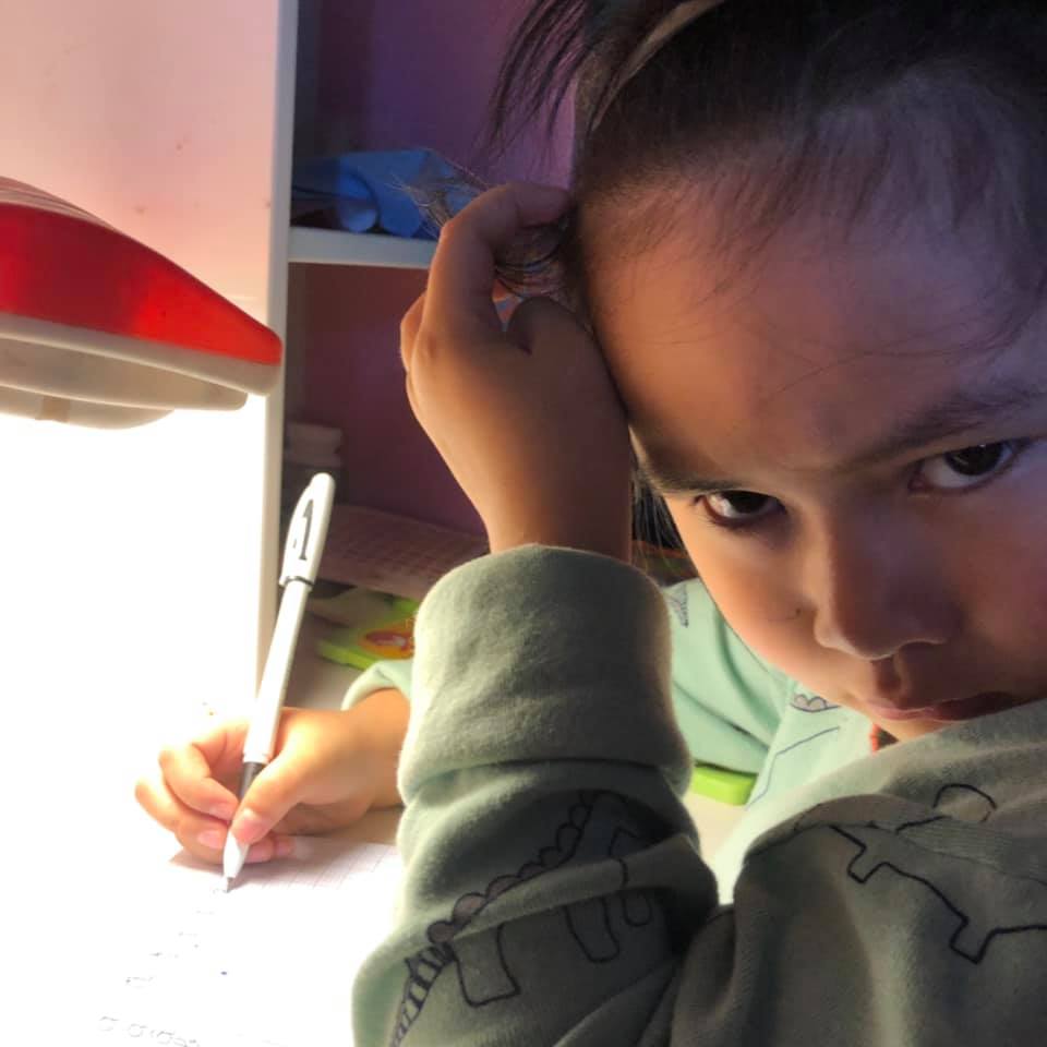 Cười đau bụng với cảnh dạy con học bài: Lôi đủ bảo bối ra dọa, con thì khóc còn bố mẹ phải uống thuốc bổ thần kinh, tình nghĩa gia đình sứt mẻ từ đây-6