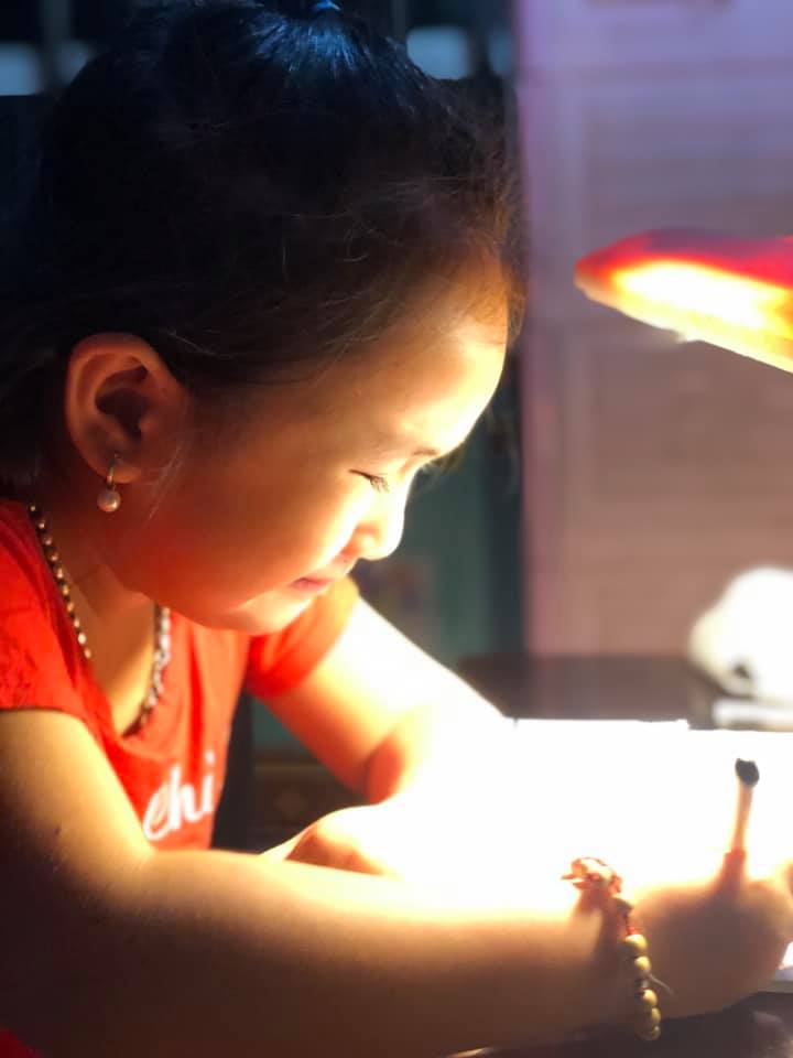 Cười đau bụng với cảnh dạy con học bài: Lôi đủ bảo bối ra dọa, con thì khóc còn bố mẹ phải uống thuốc bổ thần kinh, tình nghĩa gia đình sứt mẻ từ đây-8